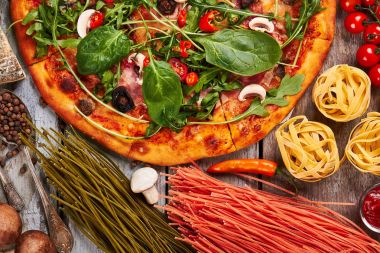 Pizza, makarna, sebze yakın çekim.