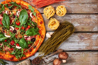 Pişmiş pizza, makarna, üstten görünüm Kuru.