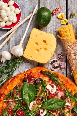 Farklı malzemeler, pişmemiş makarna, pizza.