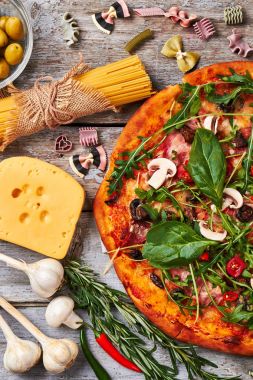 Pişmemiş spagetti, demet sebze.