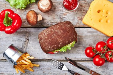 Çavdar burger ve sebze.