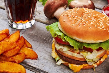 Tavuk, marul, domates ile sandviç.