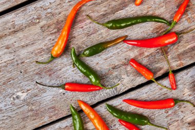 Renkli biber biber, ahşap arka plan.