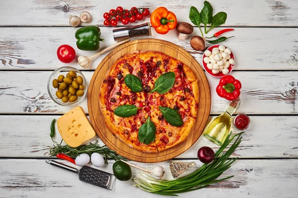 Pişmiş pizza, daire malzemelerle.