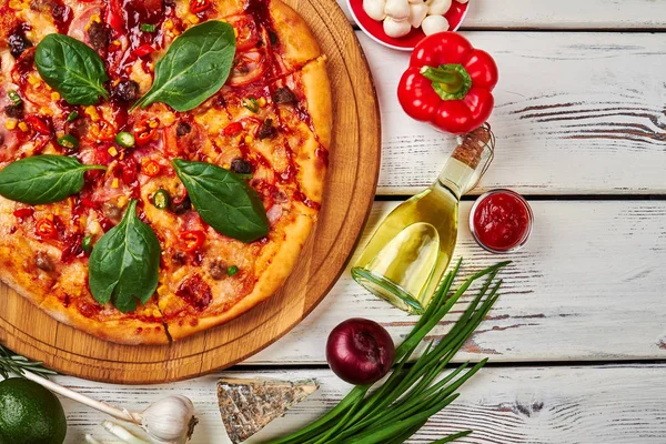 Primer plano de pizza e ingredientes . — Foto de Stock