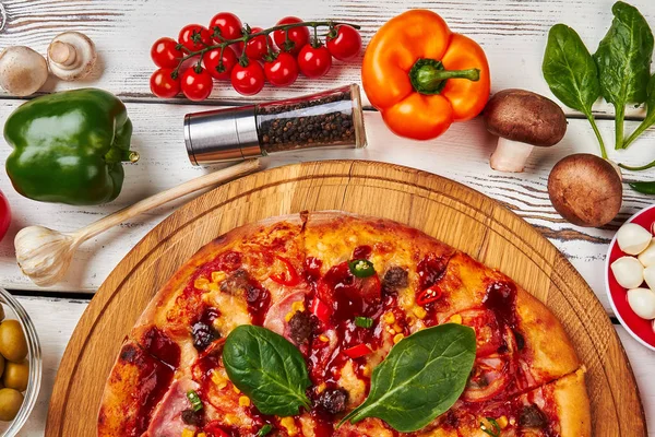 Parte de la pizza, verduras por encima de ella . — Foto de Stock