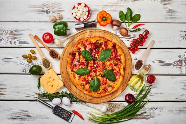 Stilleben av pizza och grönsaker. — Stockfoto