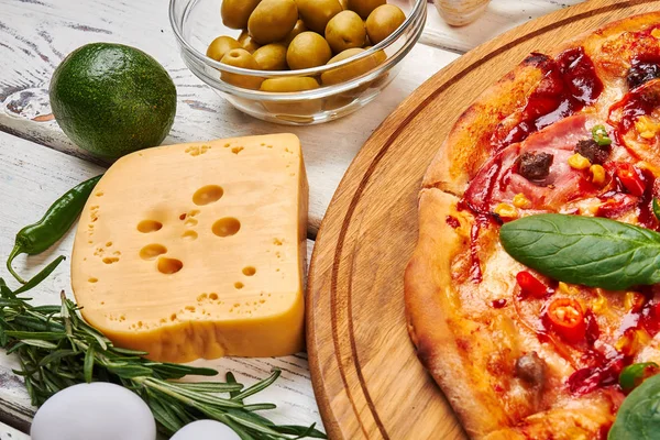 Pizza tahta parçası. Peynir, avokado, zeytin, biberiye, yumurta,