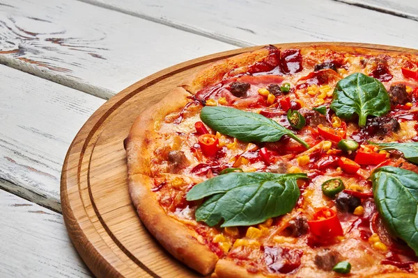 Apetyczny pizza na podłoże drewniane. — Zdjęcie stockowe