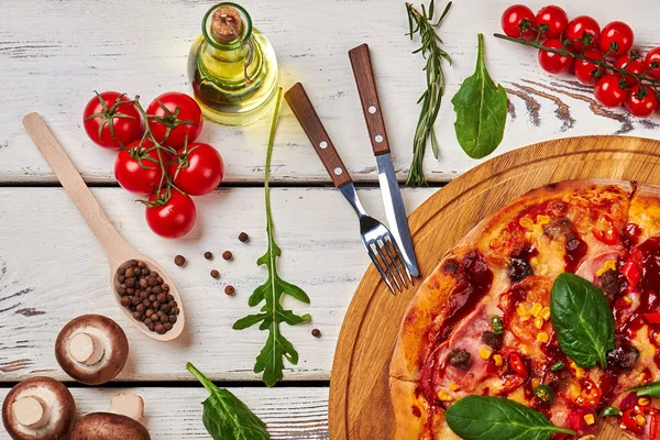 Pizza con especias e ingredientes . — Foto de Stock