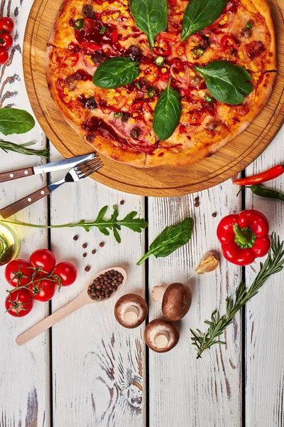 Pizza al horno de pepperoni, vista superior . — Foto de Stock