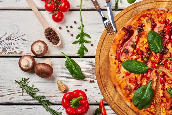 Composición a partir de pizza e ingredientes . — Foto de Stock