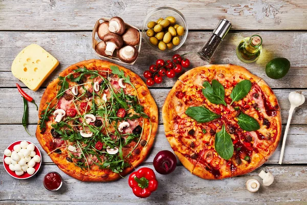 Pizzas en rodajas apetitosas, fondo de madera . — Foto de Stock