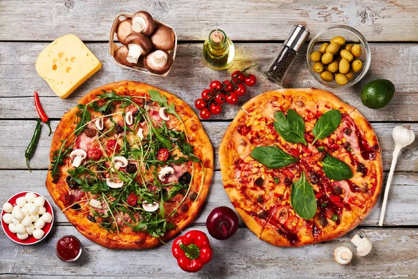 Dos pizzas e ingredientes . — Foto de Stock