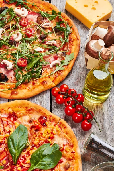 Pizzas con diferentes coberturas . — Foto de Stock