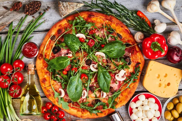 Decoración de pizza y verduras . — Foto de Stock