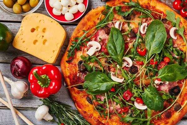 Iştah açıcı pizza tepesi, yakın çekim.