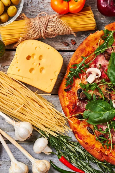 Comida italiana, pasta seca, pizza . — Foto de Stock