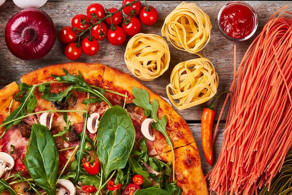 Pizza fresca, tagliatelle, verduras . — Foto de Stock