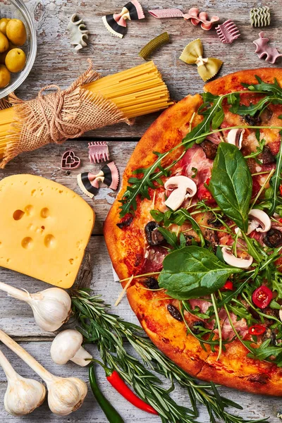 Pişmemiş spagetti, demet sebze.