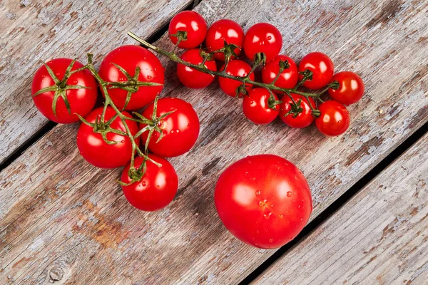 Olgun kırmızı domates, ahşap arka plan. — Stok fotoğraf