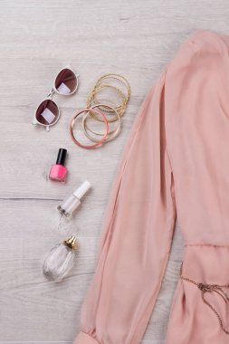 Kadın aksesuarları ve ışık elbise yaz.