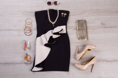 Güzel bir akşam kadın kıyafeti. 