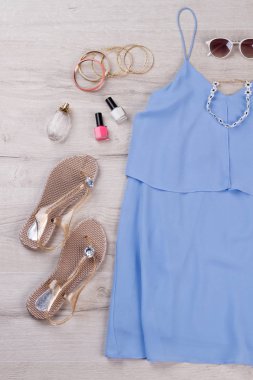 Hafif yaz mavi elbise aksesuarları ile.