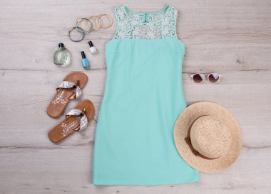 Güzel turkuaz yaz elbise aksesuarları ile.