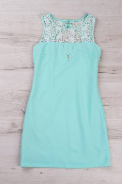 Dantel ve altın zinciri ile hafifçe yeşil elbise. 