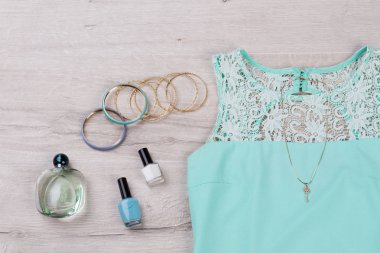 Turkuaz elbise ve şık aksesuarları.