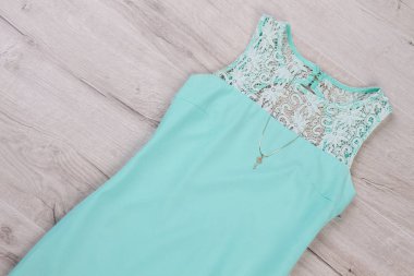 Güzel yumuşak yeşil elbise.