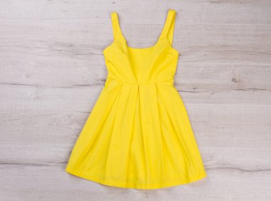 Parlak yazlık elbise. 