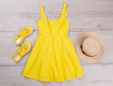 Sandalet ve şapka ile sarı elbise. 