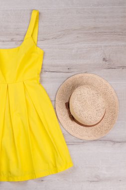 Kız için güzel yazlık giysiler.