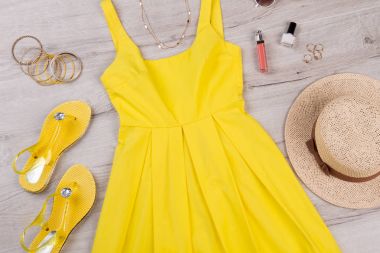 Şık yazlık elbise aksesuarları ile. 