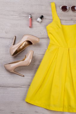 Ayakkabı ile yarım bir sundress.