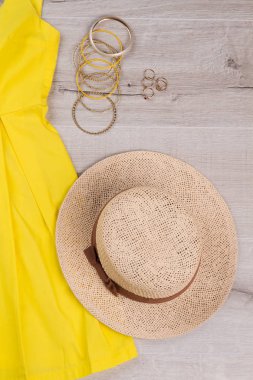 Sarı sarafan ile ayakkabı, şapka ve kostüm takı.