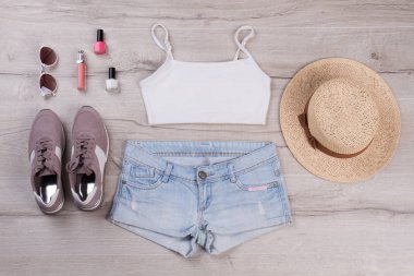 Beyaz kot şort ve spor ayakkabısı ile üst.