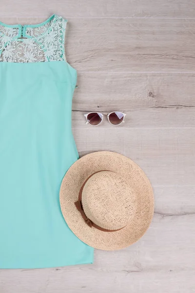 Yeşil elbise ve hasır şapka. 