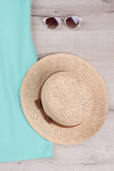Hasır şapka ve beyaz güneş gözlüğü.