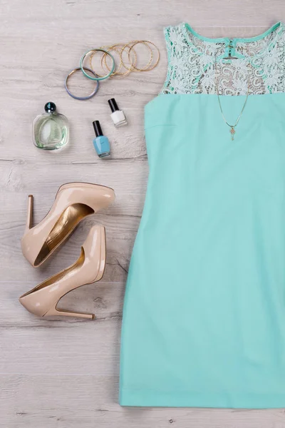 Απαλό καλοκαιρινό φόρεμα με παπούτσια, καλλυντικά και αξεσουάρ. — Φωτογραφία Αρχείου