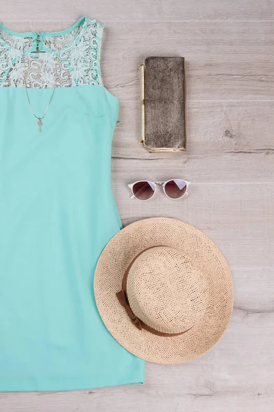 Belo vestido turquesa com acessórios de verão . — Fotografia de Stock