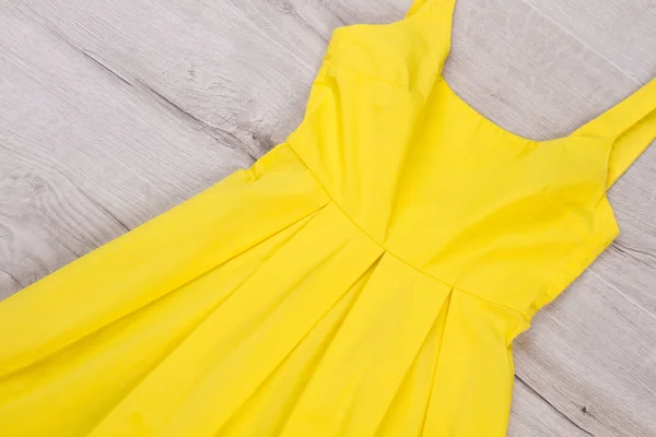 Vestido amarelo brilhante de verão . — Fotografia de Stock