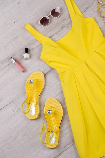 Giysi ve aksesuarları parlak dizi genç bir kız için.