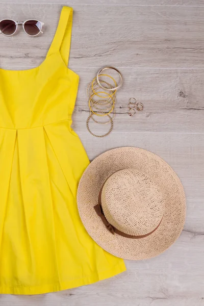 Parlak şık elbise aksesuarları ile.