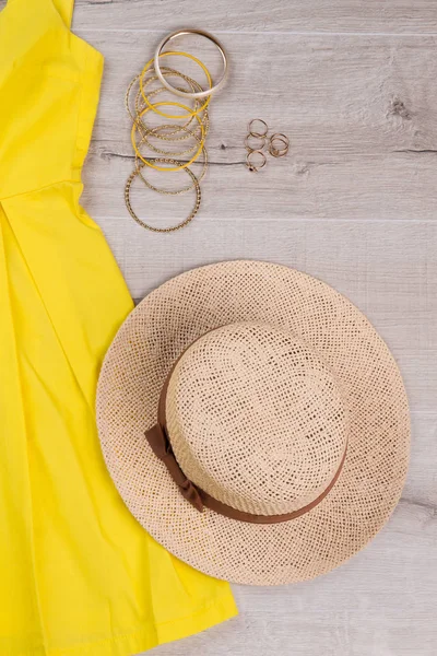 Sarı sarafan ile ayakkabı, şapka ve kostüm takı.