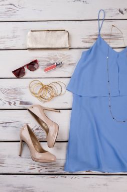 Bej yüksek topuklu ayakkabılar ve bluz.