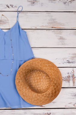 Kadınların bluz, hasır şapka, kolye.