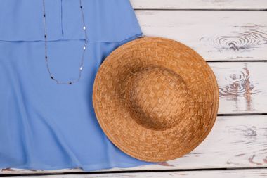 Açık mavi elbise, hasır şapka yakın çekim.